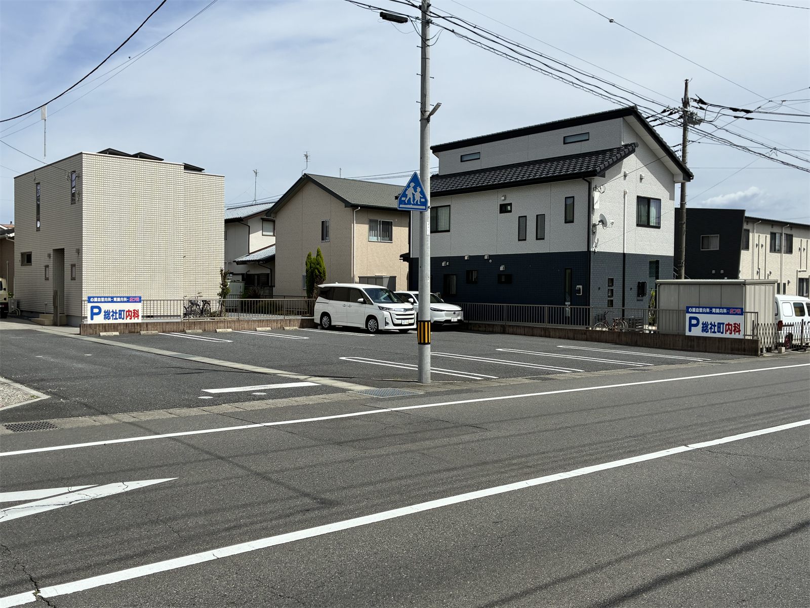 総社町内科ヒフ科の駐車場と周辺の道路